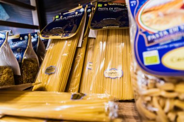 Bari, İtalya - 11 Mart 2019: Zanaat makarnalı çantalar, wh ile