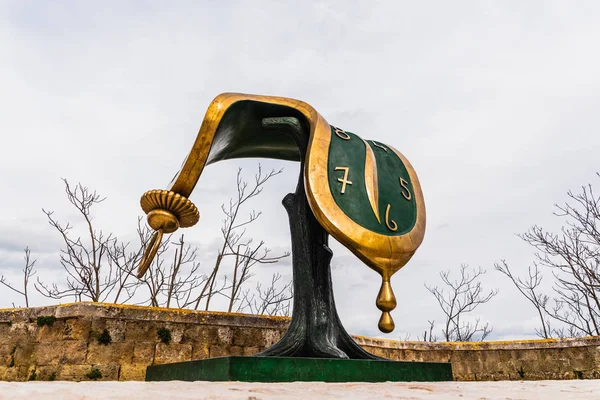 Matera, Italia - 12 de marzo de 2019: Escultura del reloj fundido de Dal jalá — Foto de Stock