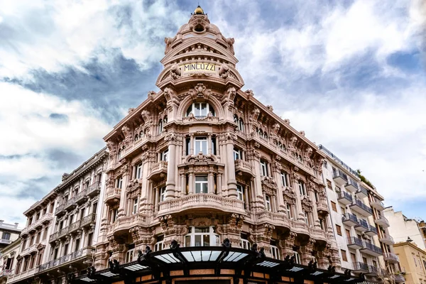 Bari, Itálie-12. března 2019: fasáda Palazzo Mincuzzi v — Stock fotografie