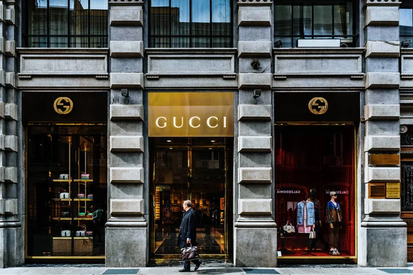Bari, Itália - 12 de março de 2019: Cavalheiro em frente a uma loja Gucci — Fotografia de Stock