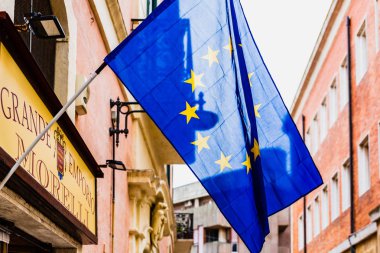 Matera, İtalya - 11 Mart 2019: Ab bayrağı bir ci'de sallanıyor