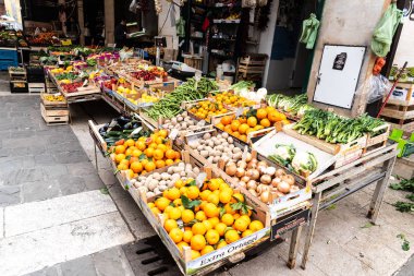 Matera, İtalya - 11 Mart 2019: Bir medite meyve ve sebze