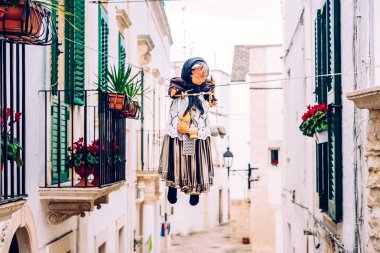 Locorotondo, İtalya - 9 Mart 2019: Witch-sh ile antik ritüel