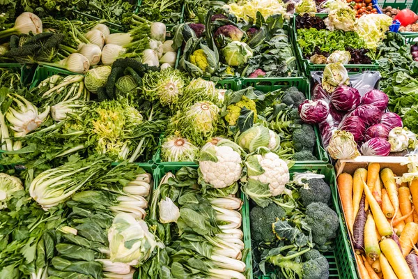 Matera, Italia - 11 de marzo de 2019: Frutas y verduras en un medite — Foto de Stock