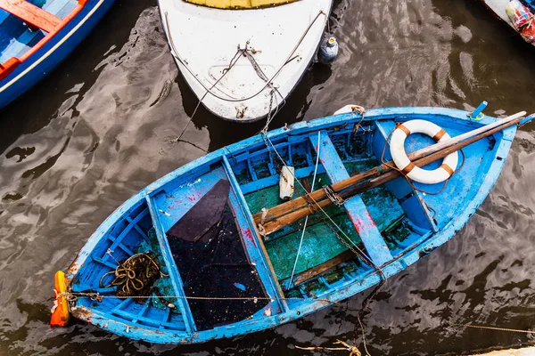 Bari, Itália - 12 de março de 2019: Velhos barcos de pesca atracados no porto d — Fotografia de Stock