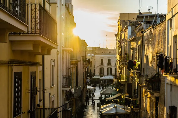 Bari, Italia - 10 de marzo de 2019: Puesta de sol en la ciudad italiana de Bari — Foto de Stock