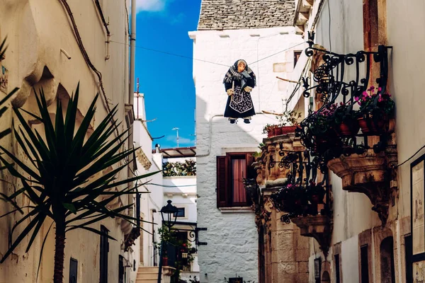 Locorotondo, İtalya - 9 Mart 2019: Witch-sh ile antik ritüel