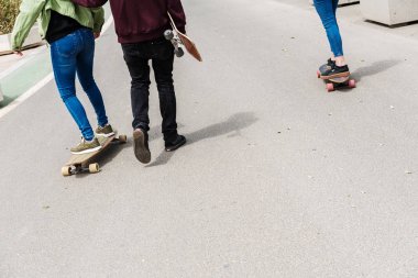 Valencia, İspanya - 29 Nisan 2019: S üzerinde longboard genç erkek