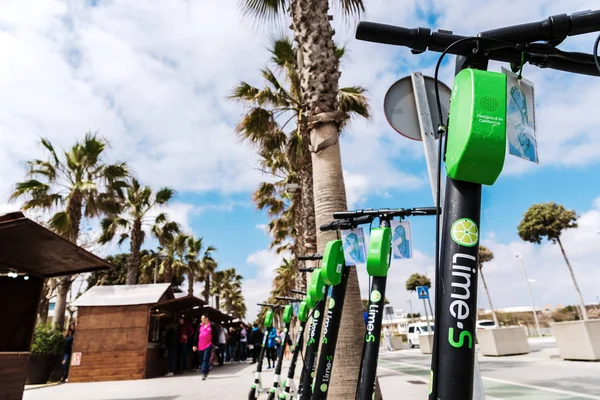 Valencia, Spanje-29 april 2019: lime verhuurt elektrische scooters i — Stockfoto