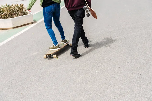 Valence, Espagne - 29 avril 2019 : Jeunes garçons en longboard sur un S — Photo