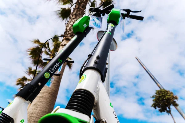 Valencia, Spanje-29 april 2019: lime verhuurt elektrische scooters i — Stockfoto