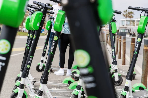 Valencia, Spanje-29 april 2019: lime verhuurt elektrische scooters i — Stockfoto