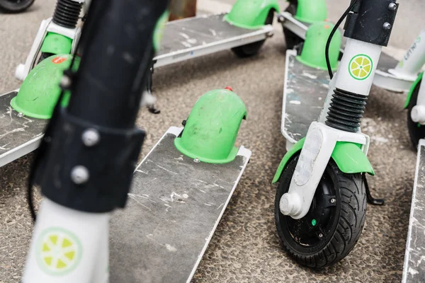 Валенсия, Испания - 29 апреля 2019: Lime rents electric scooters i — стоковое фото