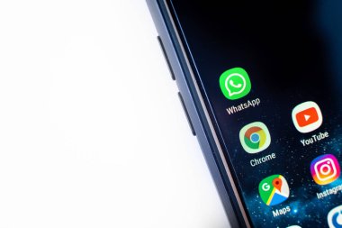 Valencia, İspanya - 1 Ocak 2019: Sosyal ağlara bağımlılık 