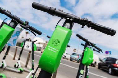 Valencia, İspanya - 29 Nisan 2019: Elektrikli scooter grubu