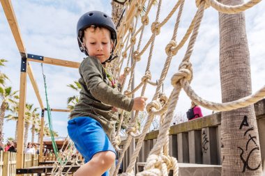 Valencia, İspanya - 29 Nisan 2019: Maceracı çocuk