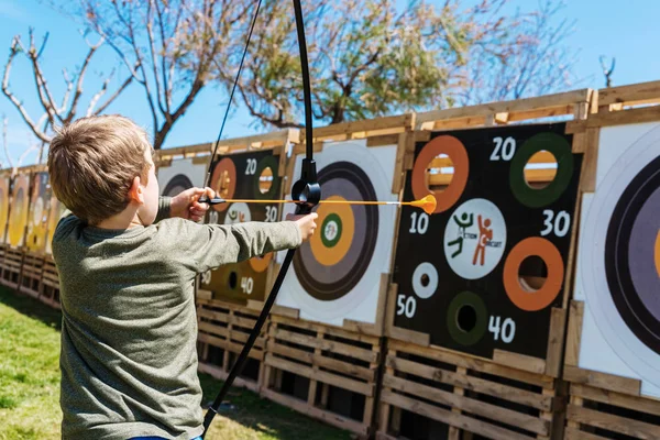 Valência, Espanha - 29 de abril de 2019: Criança brincando com um arco e um — Fotografia de Stock