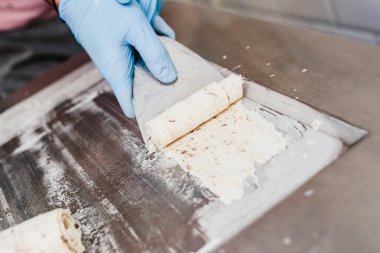 Çikolata sarılı bir fincan hazırlamak için beyaz bir dondurma Rolling 