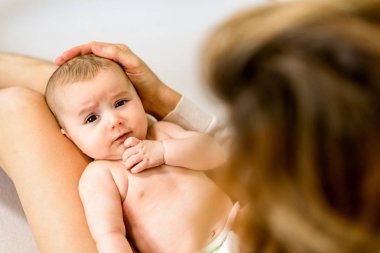 Anne alma bakım ve şımartıcı ona yenidoğan bebek içinde the yatak odası içinde