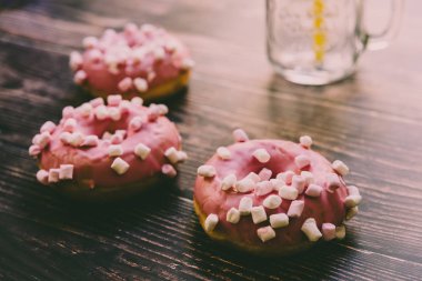Pembe şeker ve sağlıksız marshsmallows ile buzlu buns çifti