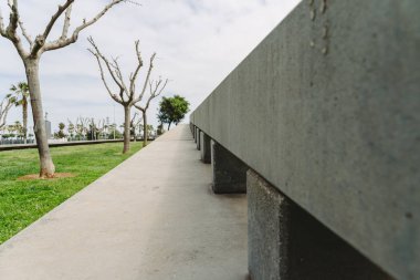 Bahçelerde dekoratif beton yapı.