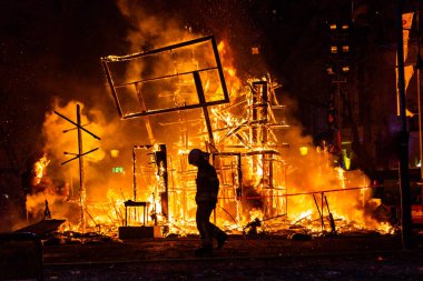 İtfaiyeci bur kontrol onun koruyucu elbise çalışma ile