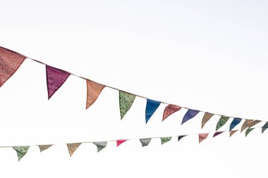 Mavi gökyüzü arka plan ve soluk renkler bir r asılı Pennants