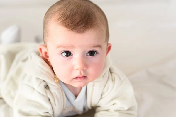 Beautiful and sweet newborn baby lying face down on the bed rais — Stock Photo, Image