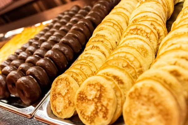 Buffet de rosquillas y tortitas de postre en un restau malsano — Foto de Stock