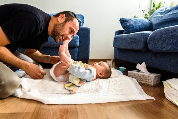 Father changing his daughter's dirty diaper. — Stock Photo, Image