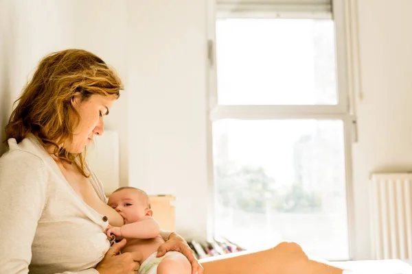 Baby breastfed by his mother in bed quiet in the morning, health — Stock Photo, Image