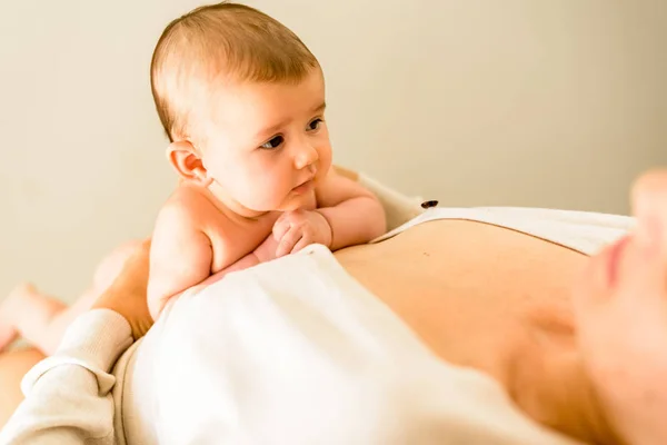 Ganska sorglös baby nöjd med hennes mamma — Stockfoto