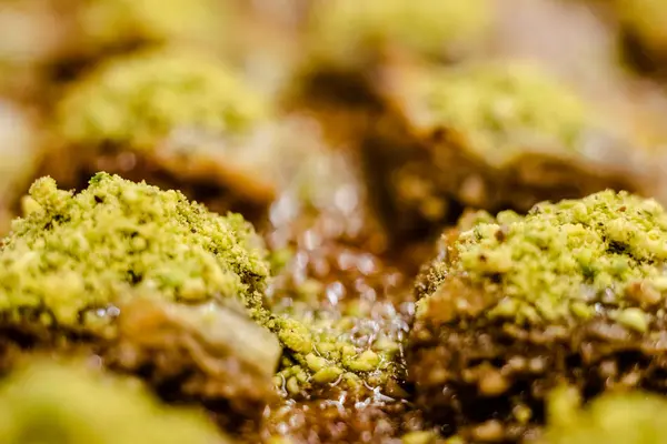 Detalle de una bandeja llena de deliciosa y dulce baklava turca des — Foto de Stock