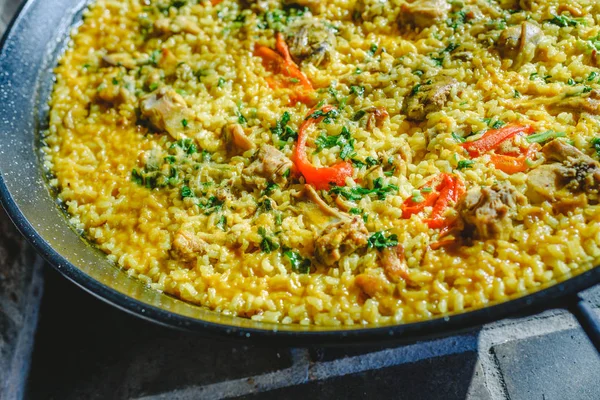 Reis und Kaninchen, typisches Gericht der Gastronomie der Region — Stockfoto