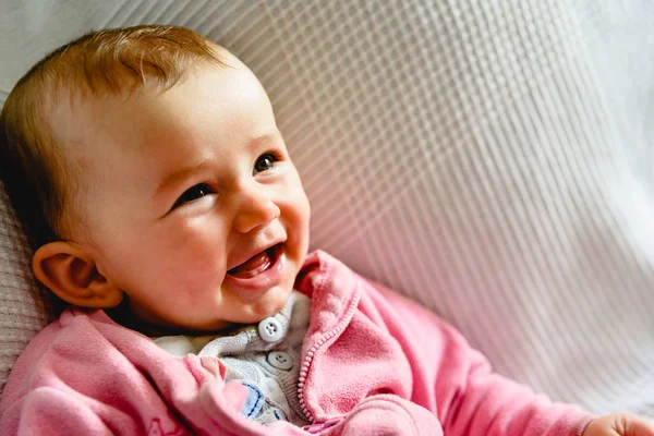 Pretty and adorable 6 month old baby girl smiling while playing — Stock Photo, Image