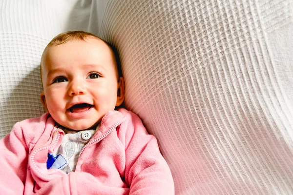 Pretty and adorable 6 month old baby girl smiling while playing — Stock Photo, Image