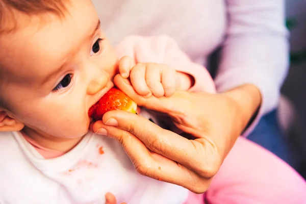 Bebé de 4 meses comenzando a probar sus primeros alimentos usando el tec — Foto de Stock