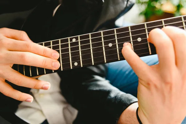 Colocar os dedos em uma guitarra para tocar algumas notas de um professor — Fotografia de Stock