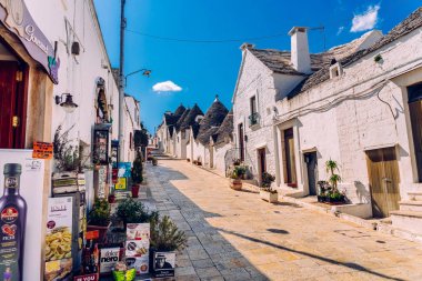 Alberobello, İtalya - 9 Mart 2019: Bu sokakların görünümü 