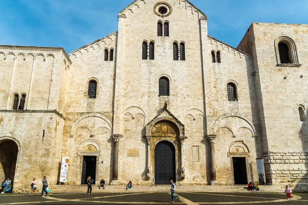 Bari, Italia - 10 de marzo de 2019: Fachada de la basílica menor de Sa — Foto de Stock