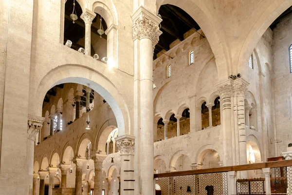 Bari, Italia - 10 de marzo de 2019: Interior de la basílica menor de — Foto de Stock