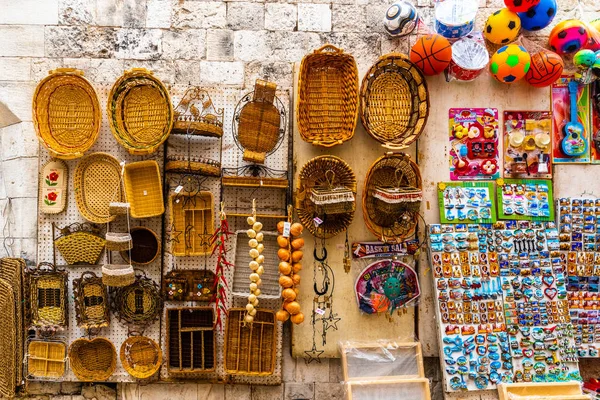 Bari, İtalya - 10 Mart 2019: Sakinleri için sokak pazarı 