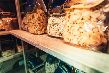 Matera, İtalya - 11 Mart 2019: İtalyan geleneksel ürünleri 