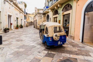 Matera, İtalya - 11 Mart 2019: Eski scooter mal ları taşımak için w