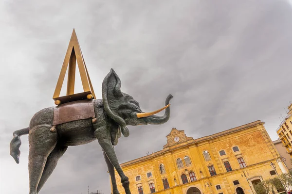 Matera, Italia - 11 de marzo de 2019: Réplica de una escultura de Dalí , —  Fotos de Stock