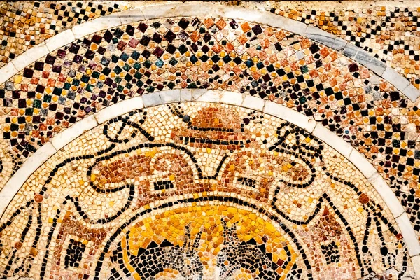 Bari, Itálie-10. březen 2019: mozaika na podlaze malého b — Stock fotografie