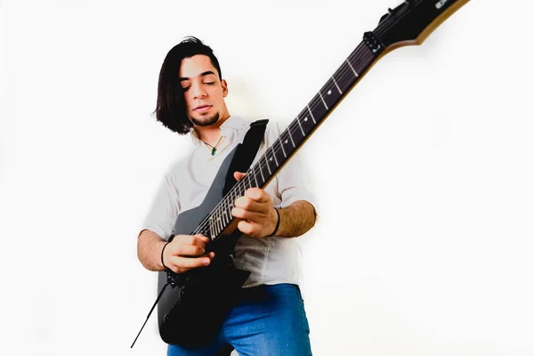 彼のエレキギター、白い背景でポーズギタリスト. — ストック写真