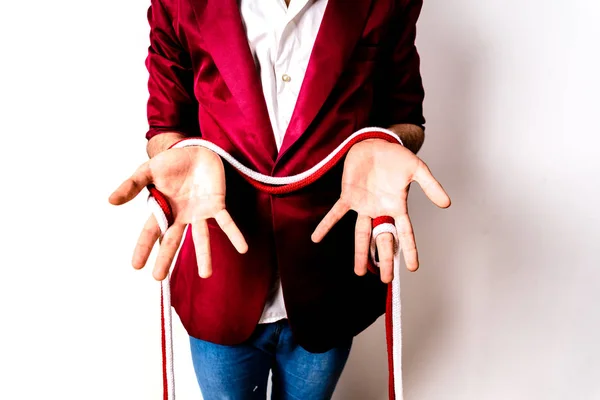 Magician mâini manipularea frânghii și bandane pentru a face trucuri magice, izolate pe alb . — Fotografie, imagine de stoc