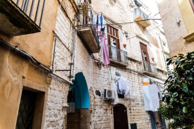 Turistik İtalyan şehri Bari'nin renkli ve eski sokakları.