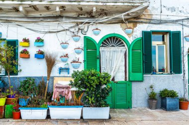 Bari eski İtalyan Akdeniz evlerinin cepheleri c boyalı